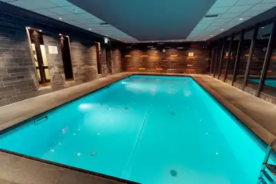 Image de 2 Comfortable Stay w/ On-site Dining, Free Parking, and Comfortable Ambiance