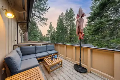 Image de Ski Way by AvantStay | Cozy Tahoe Home w/ Fireplace & Balcony
