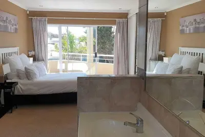 Image de Spacious 6-bed 5 bath west beach house in charming Cape Town with WiFi