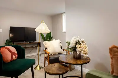 Image de Cozy and Bright Renovated 2b Lower (private entry)