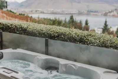 Image de Your Luxe Lake & Mountain Views Retreat - Goldrush Peak