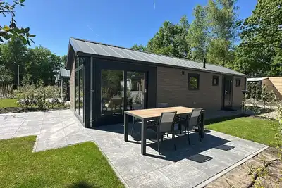 Image de The Doornenburg Lodge offers a comfortable holiday home for 6 people with modern amenities and a private terrace in the Veluwe.