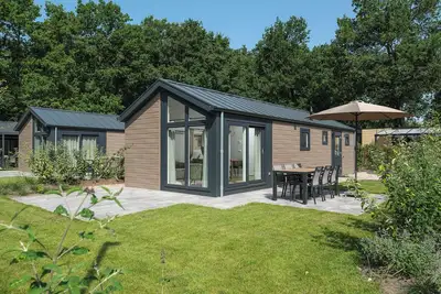 Image de The Doornenburg Lodge offers a comfortable holiday home for 6 people with modern amenities and a private terrace in the Veluwe.