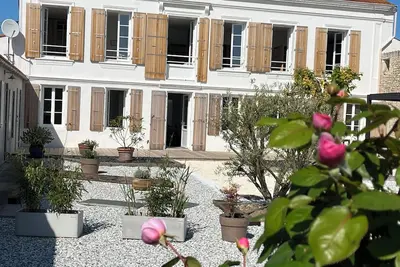 Image de Clos Isidore\nVaste maison de caractère à 200 m de la plage de La Rémigeasse.