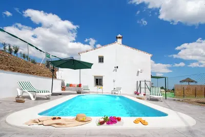 Image de Escapade à quatre au bord de la piscine. Piscine filtrée au sel.