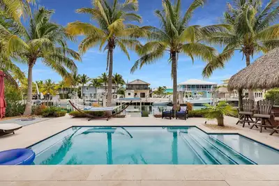 Image de Waterfront Getaway in Venetian Shores – Pool, Hot Tub, Tiki Hut & More