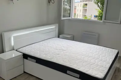 Image de Rez de jardin neuf de 33 m2 dans maison au centre du bourg. Terrasse ombragée