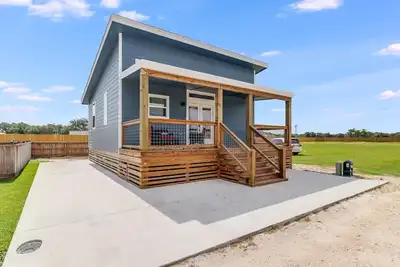 Image de Steps away from sandy beaches, vibrant culture, and recreational amenities.