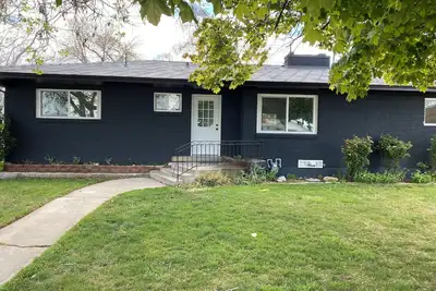 Image de Family Getaway! 6br Mid-Century Cottage w/ Fire Pit, Yard & Game Room