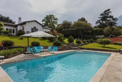Image de Refined Colonial Elegance and Comfort
