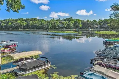 Image de This house is located on North Webster Lake and features a hot tub.