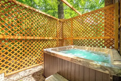 Image de *Pet-friendly 1bd Cabin + Loft! Hot Tub & Arcade*
