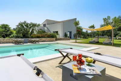 Image de Central house with beautiful views and heated pool