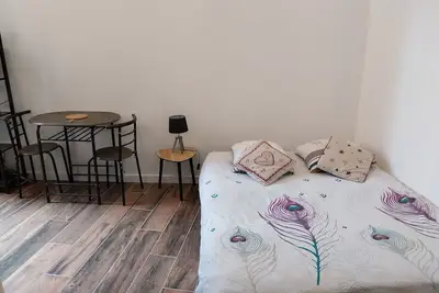 Image de Studio tout neuf au calme dans centre ancien
