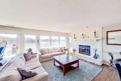 Image de Lakefront home with amazing views, lovely deck & boat slip - near entertainment
