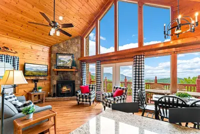 Image de Cozy mountain cabin with stunning views, hot tub, game room & community pool