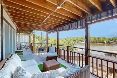 Image de Bright lakeview condo w/large covered deck, bunk room & close to all the fun