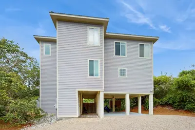 Image de Gorgeous coastal home with plenty of space, shared pool and easy beach access