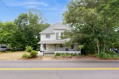 Image de Spacious colonial home close to town with Ac, porches, & W/D
