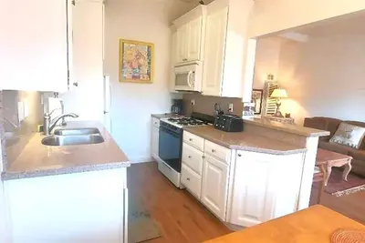 Image de New! Full 1 Bed Beach Condo #227 by Sunset Shores Condominiums