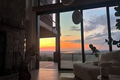 Image de Luxury Estate with a Lakeview - Where Elevation Meets Imagination