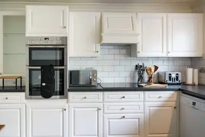 Image de Stylish House Sleeps 9 With Free Parking in Putney