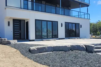 Image de Welcome to BeachBabe, right on the main beach with incredible views!