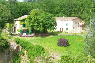 Image de Gite dans un environnement de cascade et de source