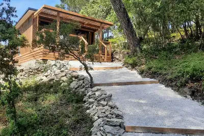 Image de Cabanon niché dans les pins entre Aix et Marseille avec grande piscine