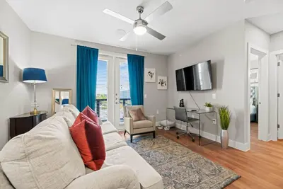 Image de Elegant King Bed Apt w/ Pool + Gym + Free Parking