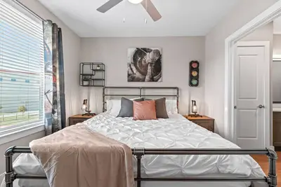 Image de Lavish King Bed | Pool+Gym+Stockyards+Free Parking