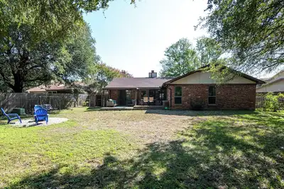 Image de Charming house that's Peaceful, Quiet, on a Green Belt in the heart of the city.