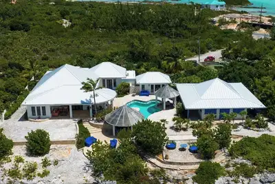 Image de New! Mystic Jewel - 3 bedroom villa with breath taking views of Sapodilla Bay