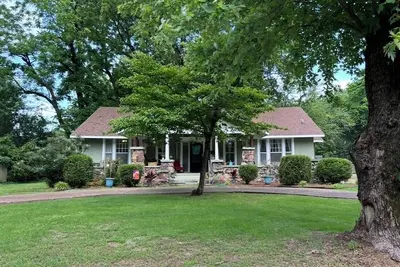 Image de Graceful Gables: Historic 4br Home w/ Front Porch & Timeless Charm