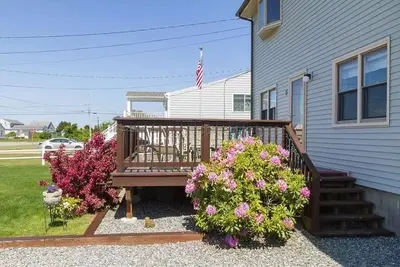 Image de Misquamicut Beach Bungalow - 2 bedroom apartment with WiFi, A/C