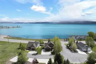 Image de Lakeside Haven, a cozy and relaxing home that sleeps 24 with pool/hottub access!