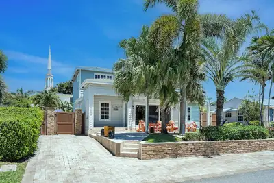 Image de Side-by-Side Bliss – 2 Delray Beach Homes one block to beach & Atlantic Ave!