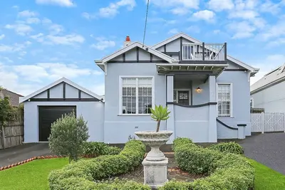 Image de Charming spacious home with bay views close to Cbd