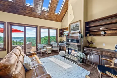 Image de Luxury Lodge on Mtn top with Lake Views & Heated Pool - Read Full Description