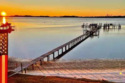 Image de Waterfront 3-bedroom 2-bath condo with panoramic view!