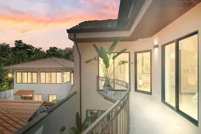 Image de Family Friendly! 3 bedroom charming apartment: WiFi, Ac, Balcony Views + Pool