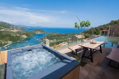 Luxurious Villas with private pool and breathtaking views