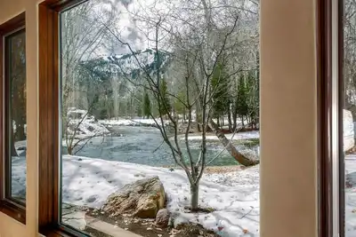 Image de Fully furnished home overlooking the Bigwood River
