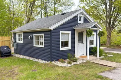 Image de Walk to Beach & Dtwn: Frankfort Cottage w/ Bbq
