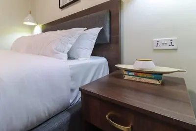 Image de Minimalist 2br with a pool and gym