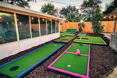 Image de Private 4-bed/3 bath house with putt-putt golf, heated pool, and hot tub.
