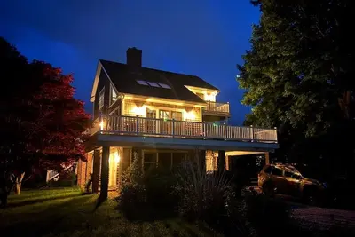 Image de Misquamicut Fire District | Large House w/ secluded back yard | Parking Pass included!