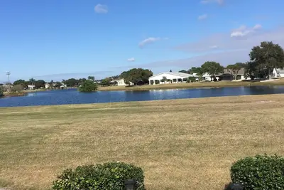 Image de Fully furnished 2-bedroom house on Lake in Sun City Center, community pool
