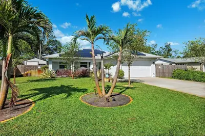 Image de The Cozy Robin: Treehouse Retreat with Hot Tub & Koi Pond