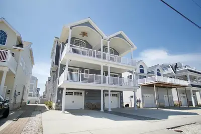 Image de 4 Houses from the Beach!